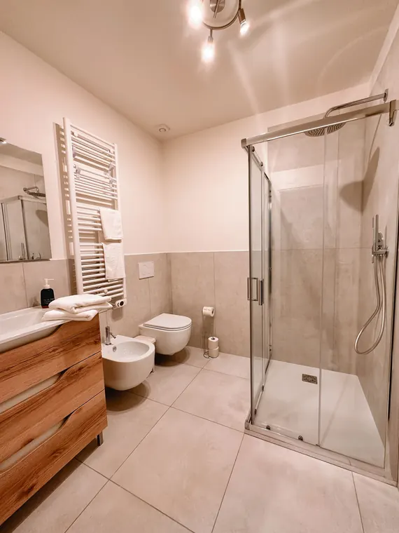 Trastevere Caesar's Suite, Roma: il bagno con box doccia e mobile in rovere