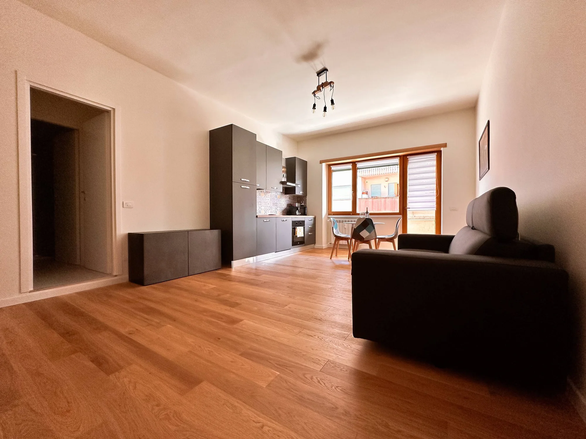 Trastevere Caesar's Suite, Roma: il divano letto matrimoniale e la zona pranzo