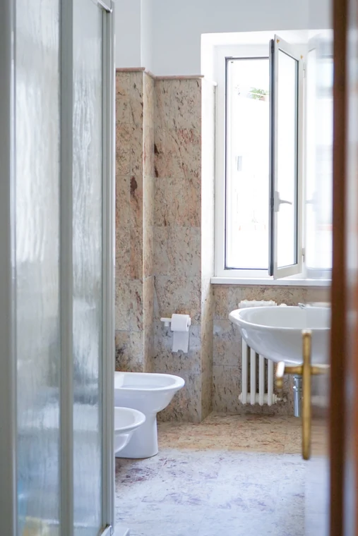 Casa Sanfelice, Roma: il bagno completo con la doccia e il box in vetro