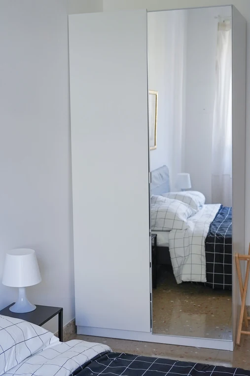 Casa Sanfelice, Roma: la prima camera matrimoniale con l'armadio a specchio