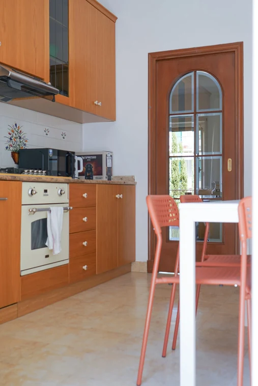 Casa Sanfelice, Roma: la cucina completa con i mobili in legno