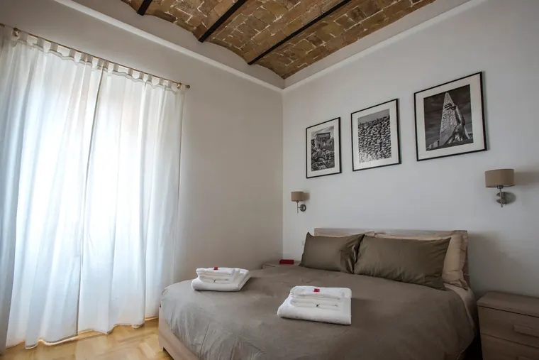 Domus Giulio, Roma: la prima camera matrimoniale con il soffitto originale