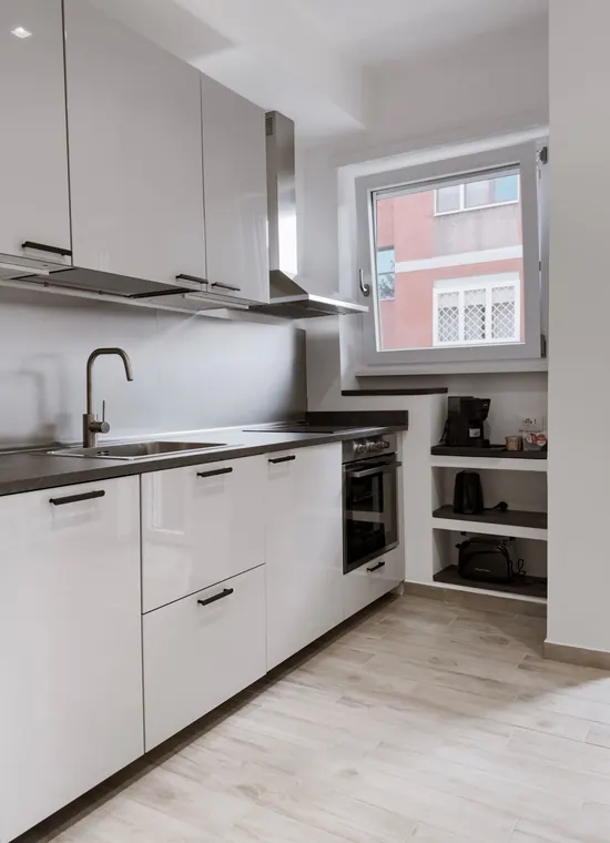 Flora's Apartment, Roma: l'angolo cottura con forno e lavastoviglie