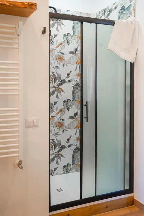 Holi Rome San Pietro · Appartamento 1, Roma: il bagno con la carta da parati botanica