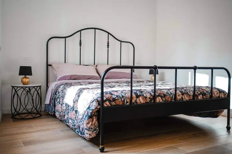 Trastevere Domus Iulia, Roma: la camera con il letto in ferro battuto