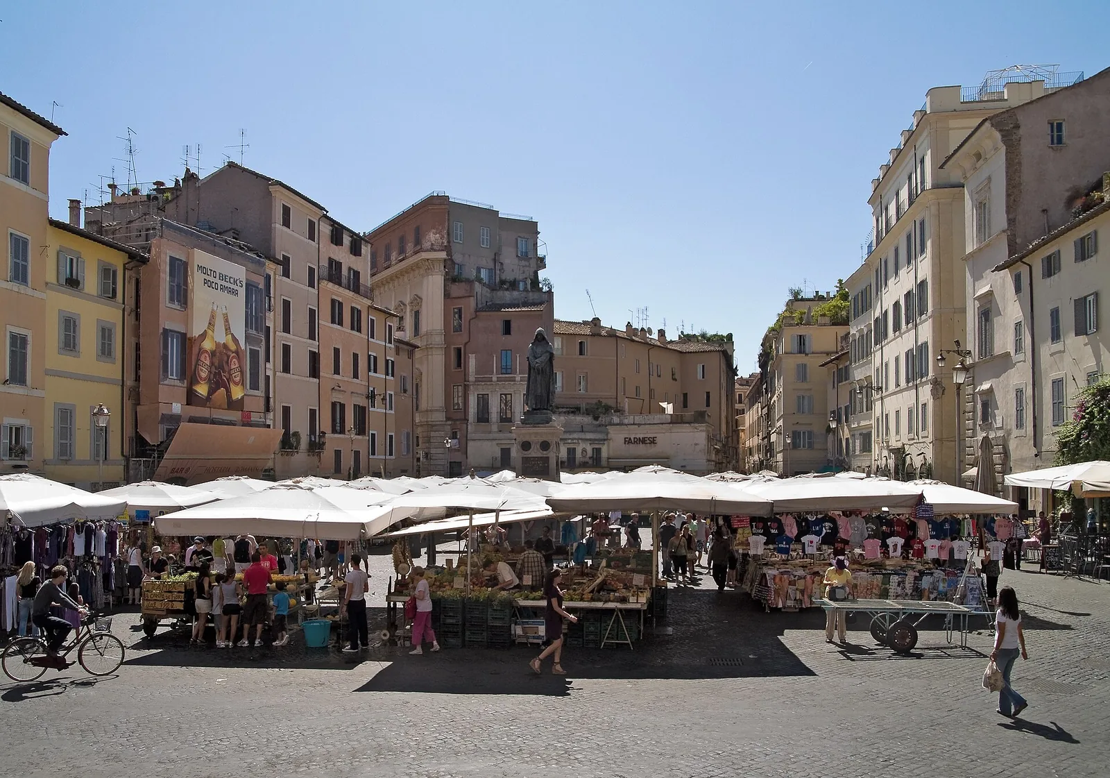 Il mercato di Campo de' Fiori e la statua di Giordano Bruno