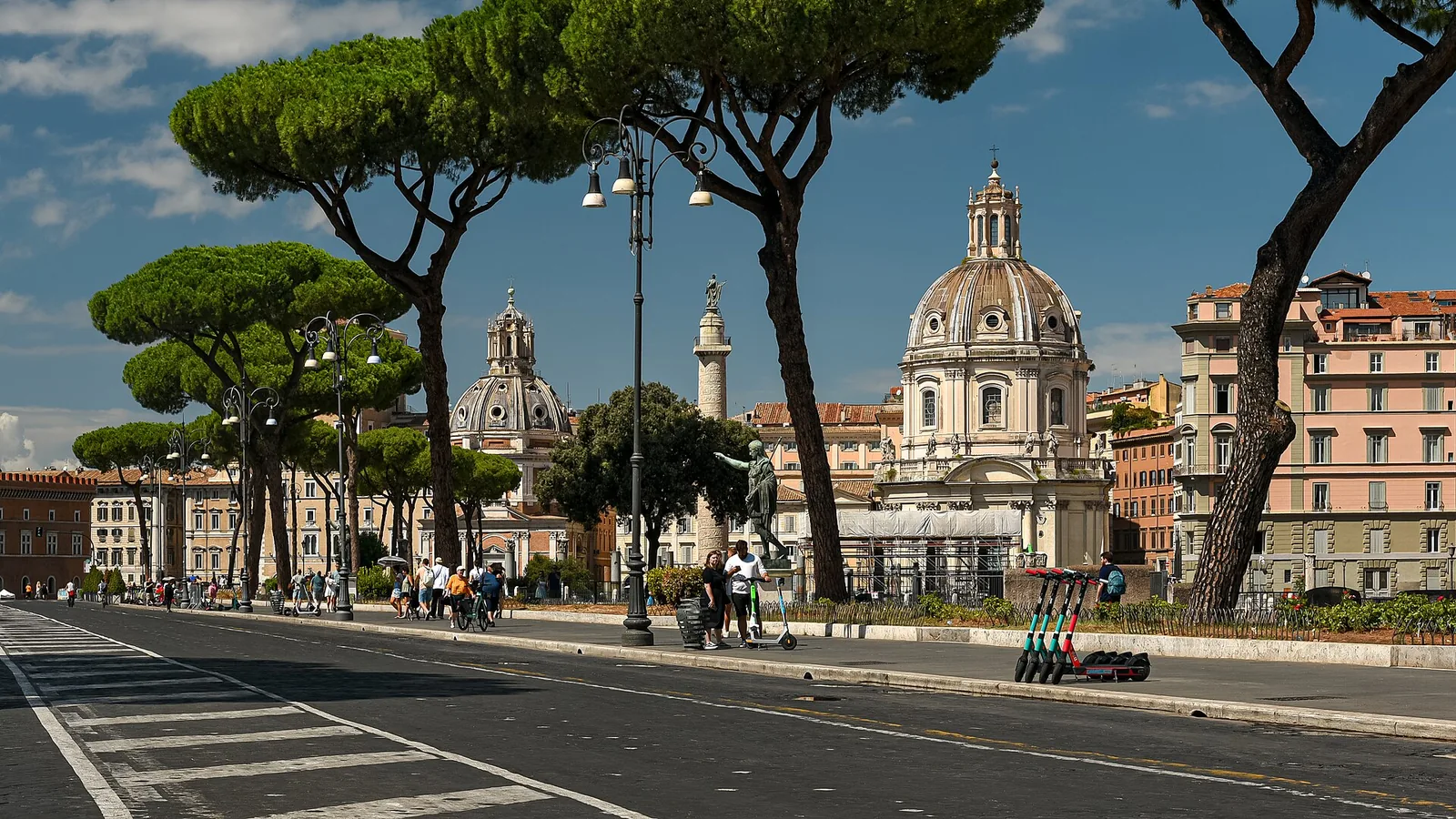 Via dei Fori Imperiali con la Colonna Traiana e le cupole del Foro di Traiano