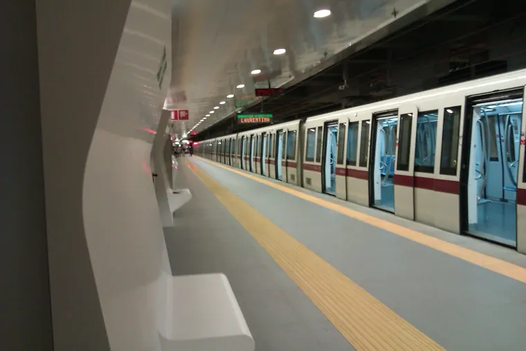Una banchina della metropolitana di Roma