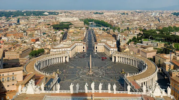 Piazza San Pietro e il colonnato del Bernini visti dalla cupola
