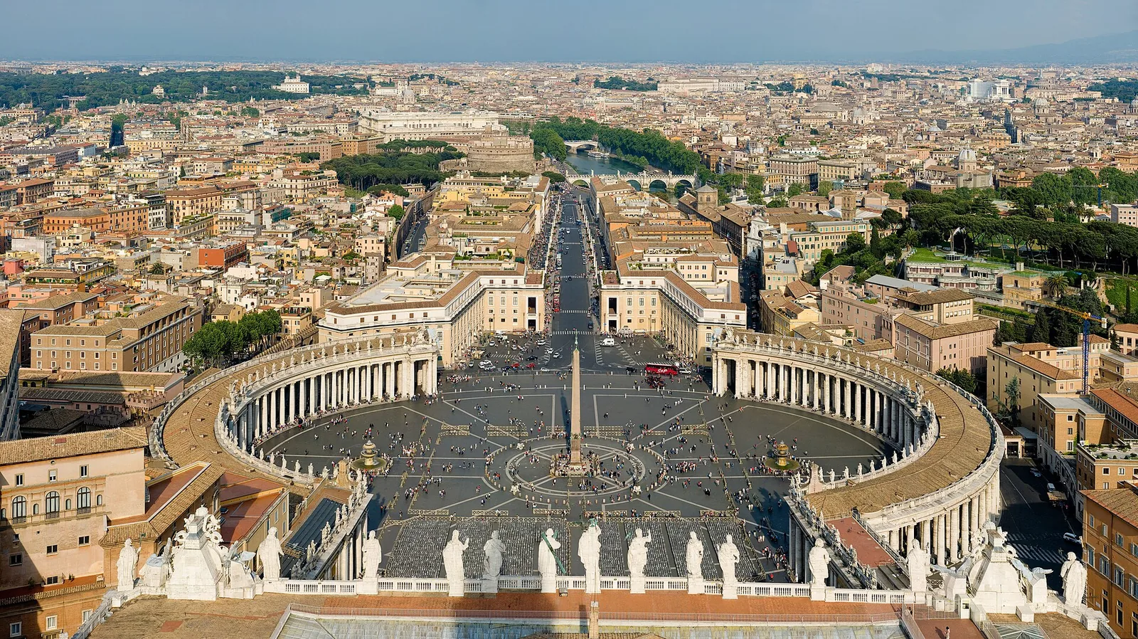 Piazza San Pietro e il colonnato del Bernini visti dalla cupola