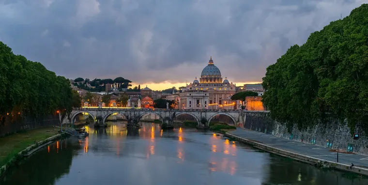 Il Tevere al tramonto, con Ponte Sant'Angelo e la cupola di San Pietro