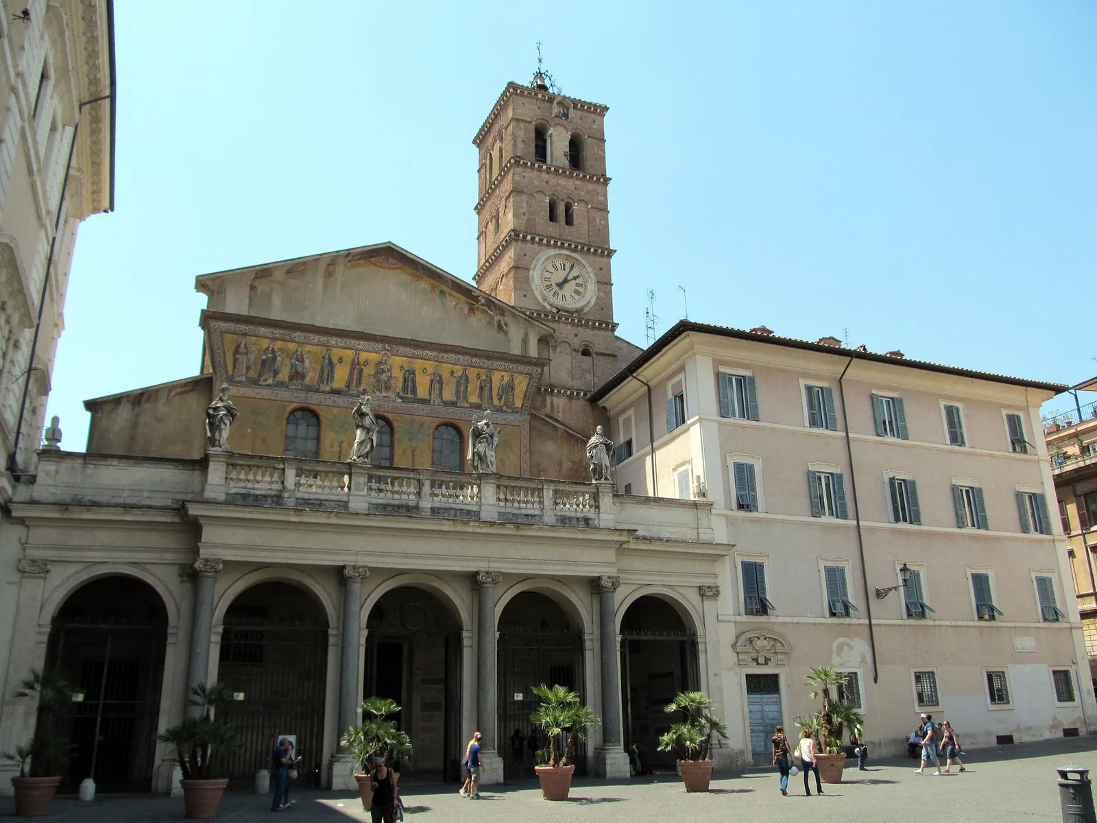 Piazza Santa Maria in Trastevere con la basilica e il campanile
